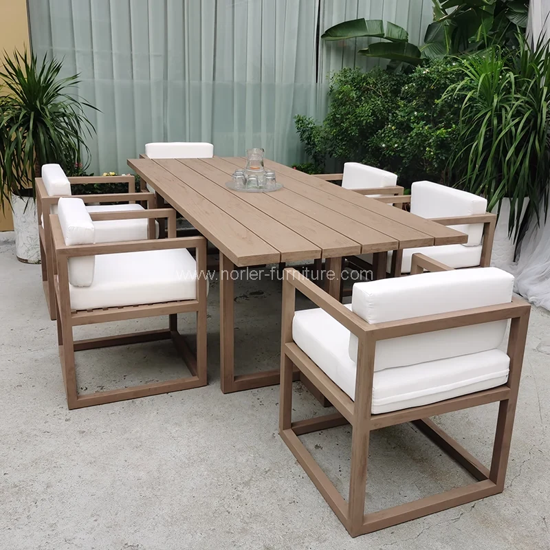 Si vous appliquez de l'huile de teck sur votre ensemble de restauration en bois de teck