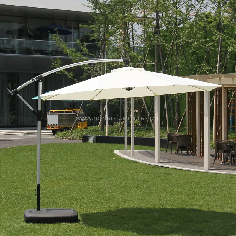 En aluminium extérieur parasol à la banane brossée