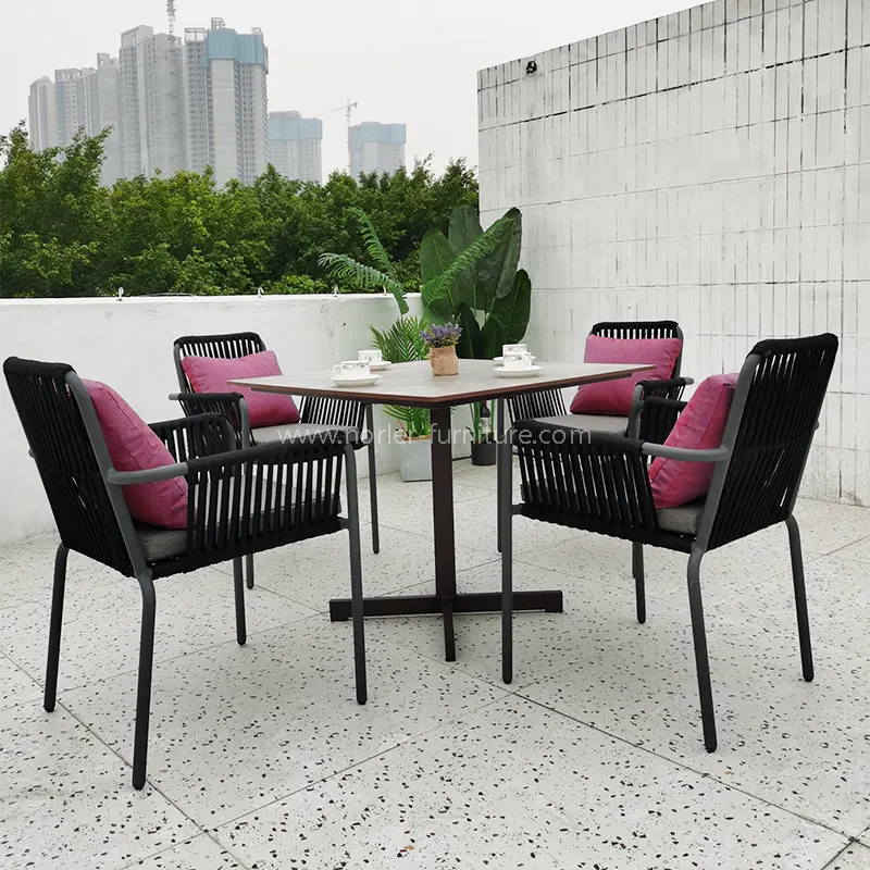 Table à manger et chaises à charpente et chaises