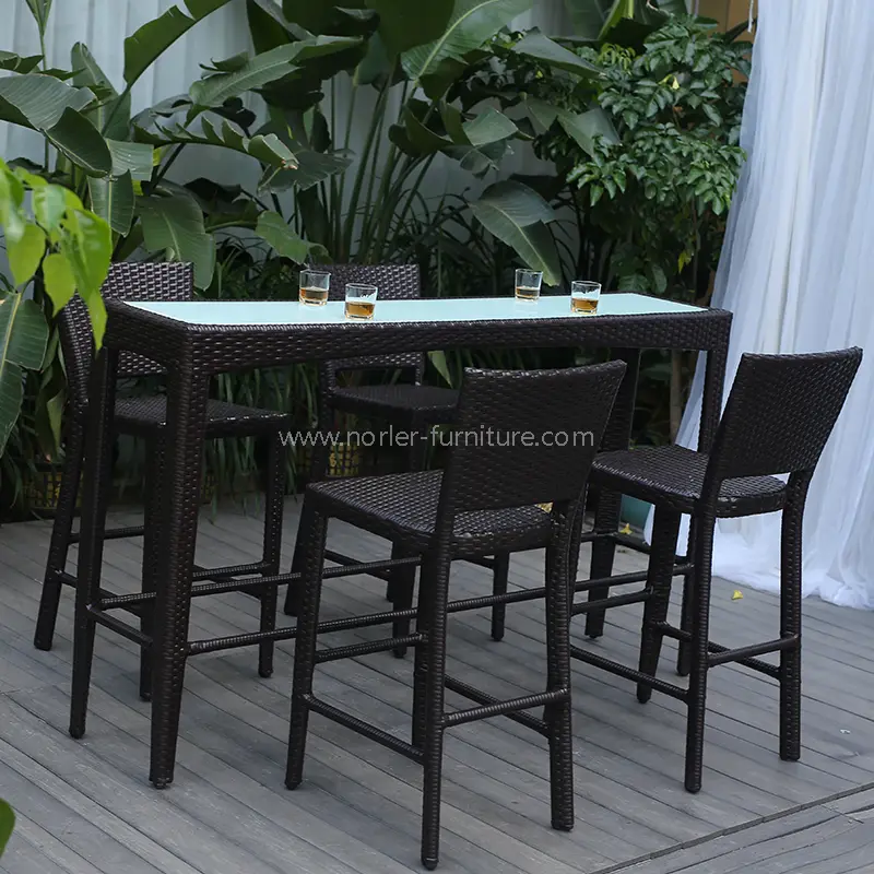Ensemble de table et de chaises en rotin en rotin extérieur